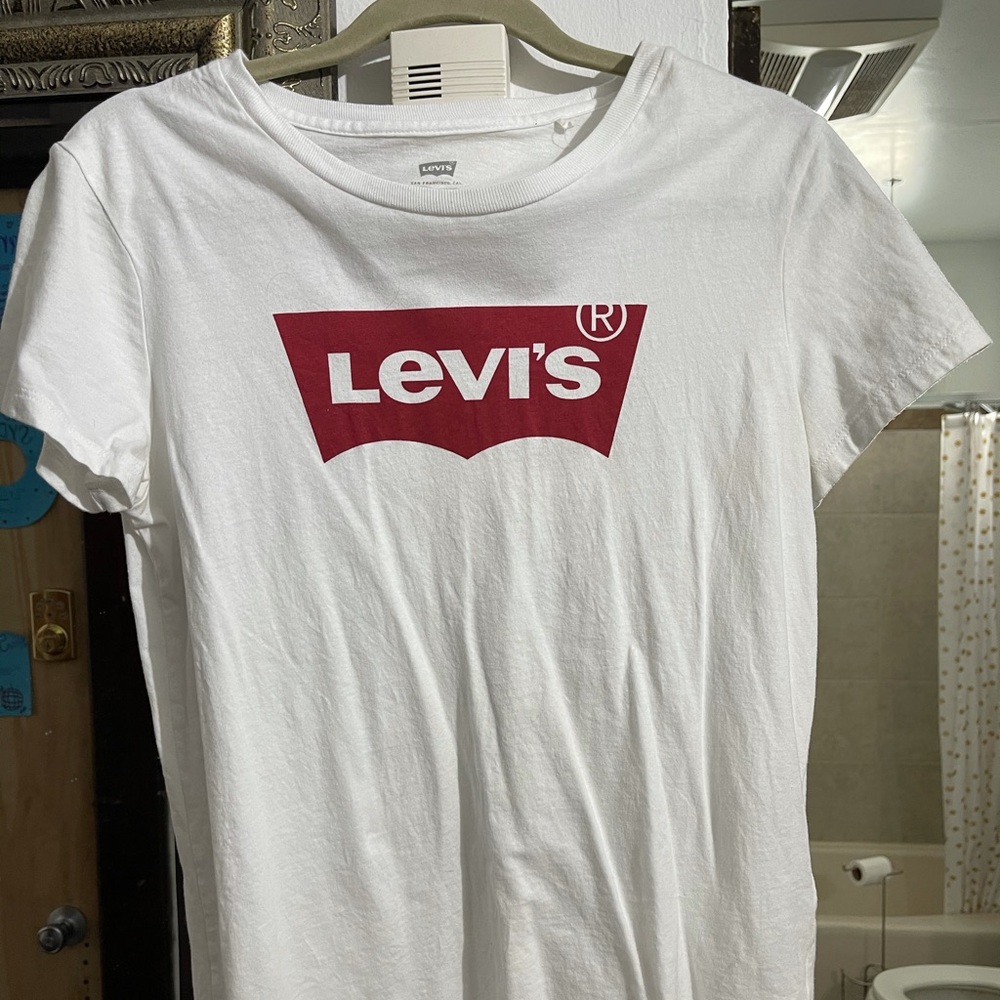 Levi’s t shirt